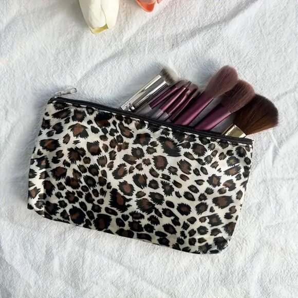 Women's Cosmetic Bag Chic & Sleek Leopard Print Makeup Organizer Minimalist - Picture 2 of 6